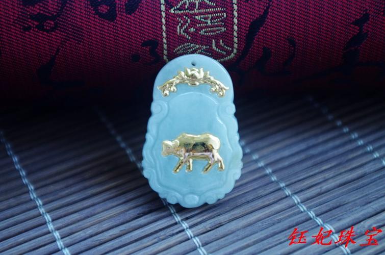 金镶玉生肖吊坠 千足金与A货翡翠的完美邂逅，厂家直销惊艳登场